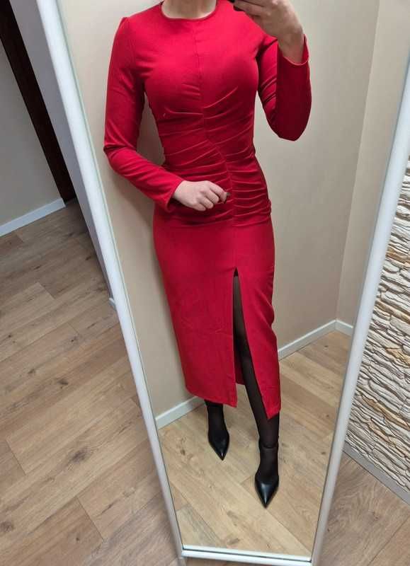 Dopasowana drapowana sukienka midi Zara z rozcięciem
