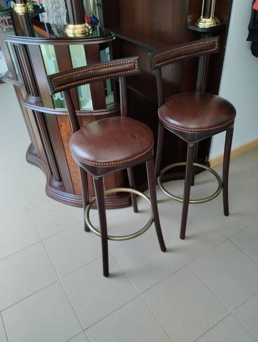 Bar com dois bancos