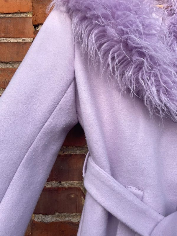 Płaszcz jasny fioletowy z futrzanymi rękawami i kołnierzem H&M m