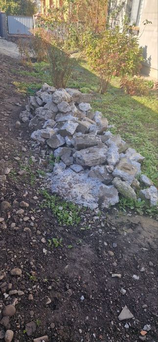 Демонтований фундамент, будівельні відходи