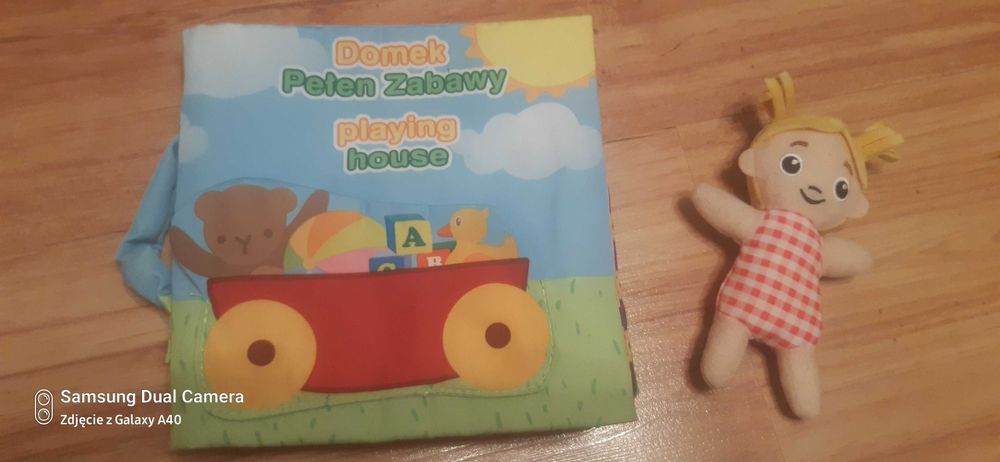 Domek pełen zabawy-książeczka sensoryczna z laleczką, polsko-angielska