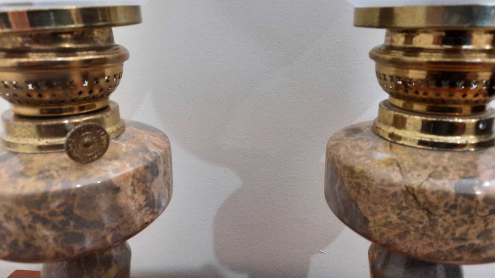 Candeeiros antigos de mesa de cabeceira em pedra