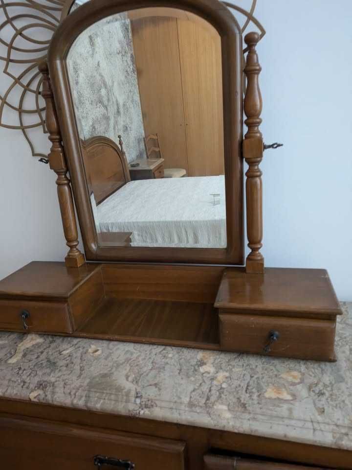 Mobília de quarto em madeira maciça de castanho