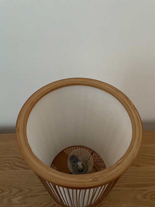 Lampa japonska z bambusa i papieru.