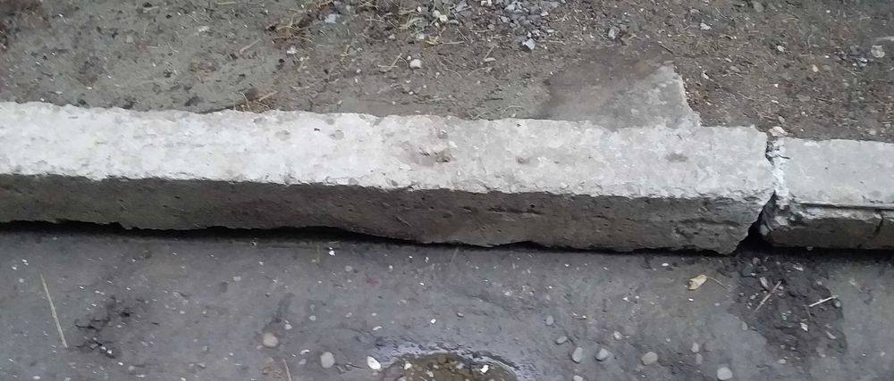 Столбики, бордюры бетонные б/у, куски бетона