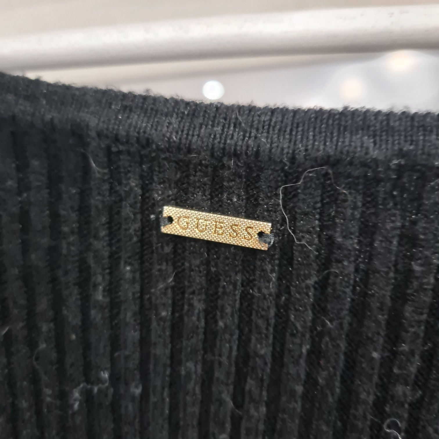 Czarny sweter GUESS L