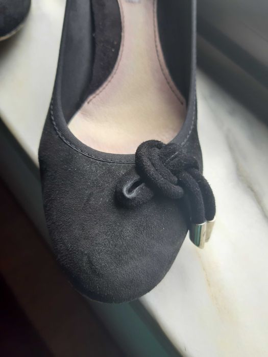 Sapatos pretos em camurça da marca italiana Keys