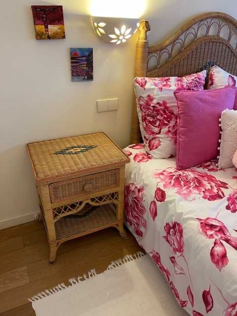 Cama e mesas de cabeceira em palhinha rosa e azul claro