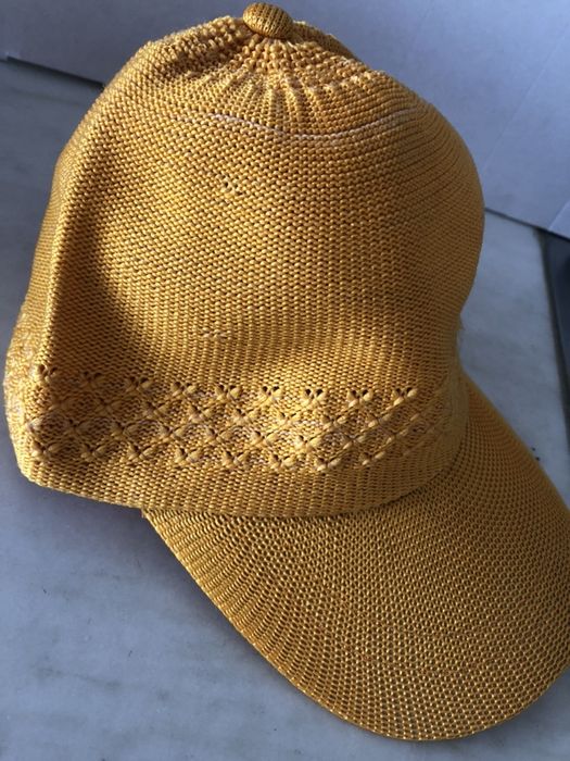 Bones em malha azul e amarelo