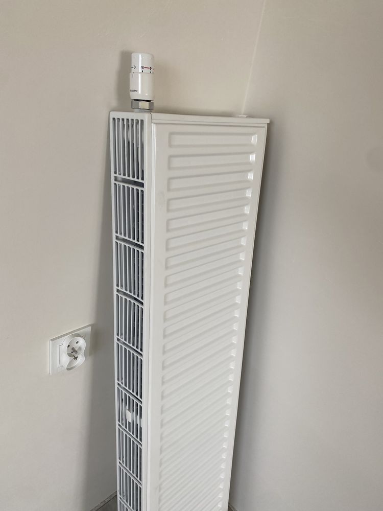 Grzejnik stalowy 90/90 cm z termostatam i uchwytami