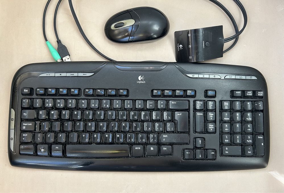 Logitech бездротова клавіатура з мишкою