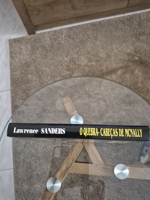 Livro " O Quebra Cabeças de Mcnally"