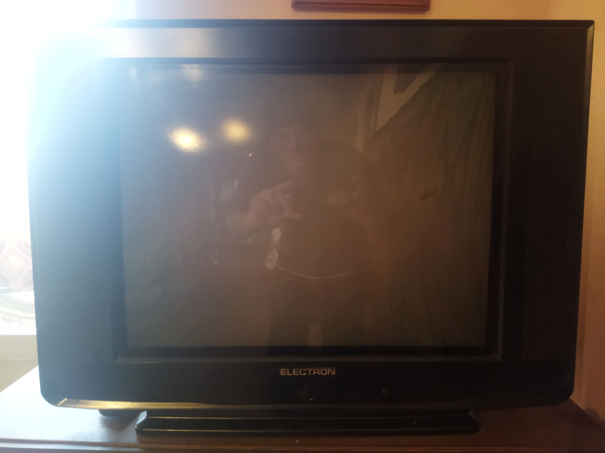 Телевізор " Самсунг" і "Електрон" в робочому стані з пультами