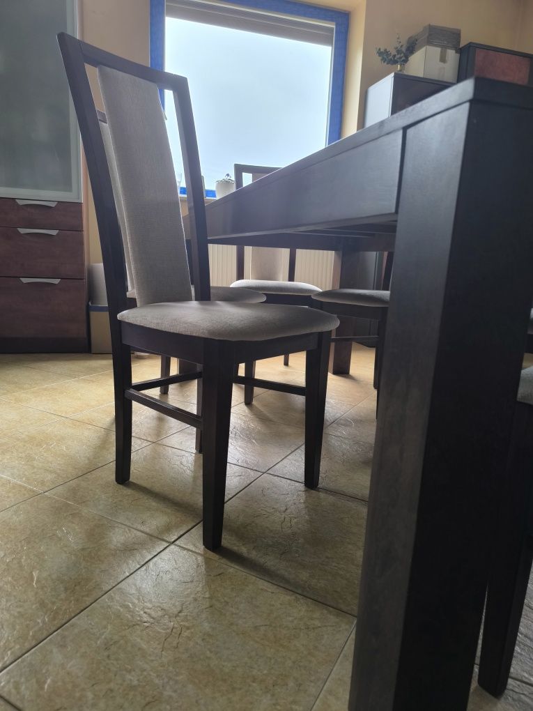 Stół z litego drewna plus 6 krzeseł