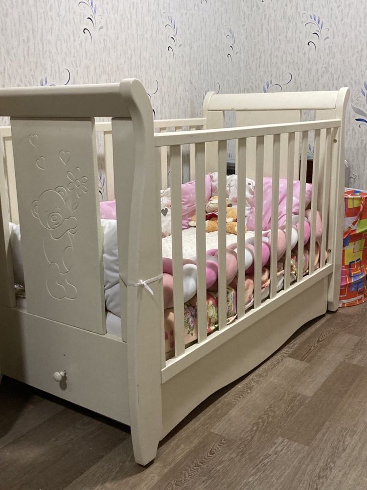Продам детскую кроватку , цена за весь набор
