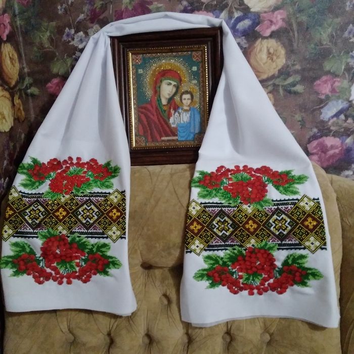 Парні образи вишиті бісером