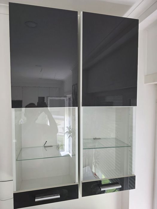 Móvel de sala com módulos suspensos e base – alto brilho preto e branc