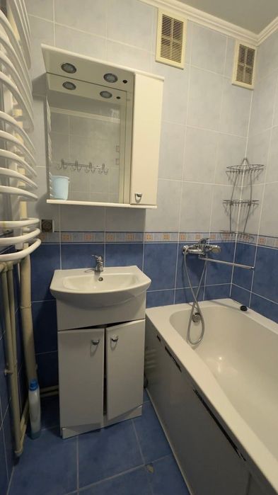 Здається 2ох кімнатна квартира по Хоткевича з автономним