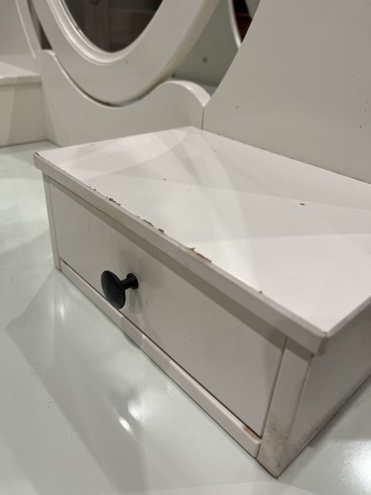 Biala toaletka Ikea