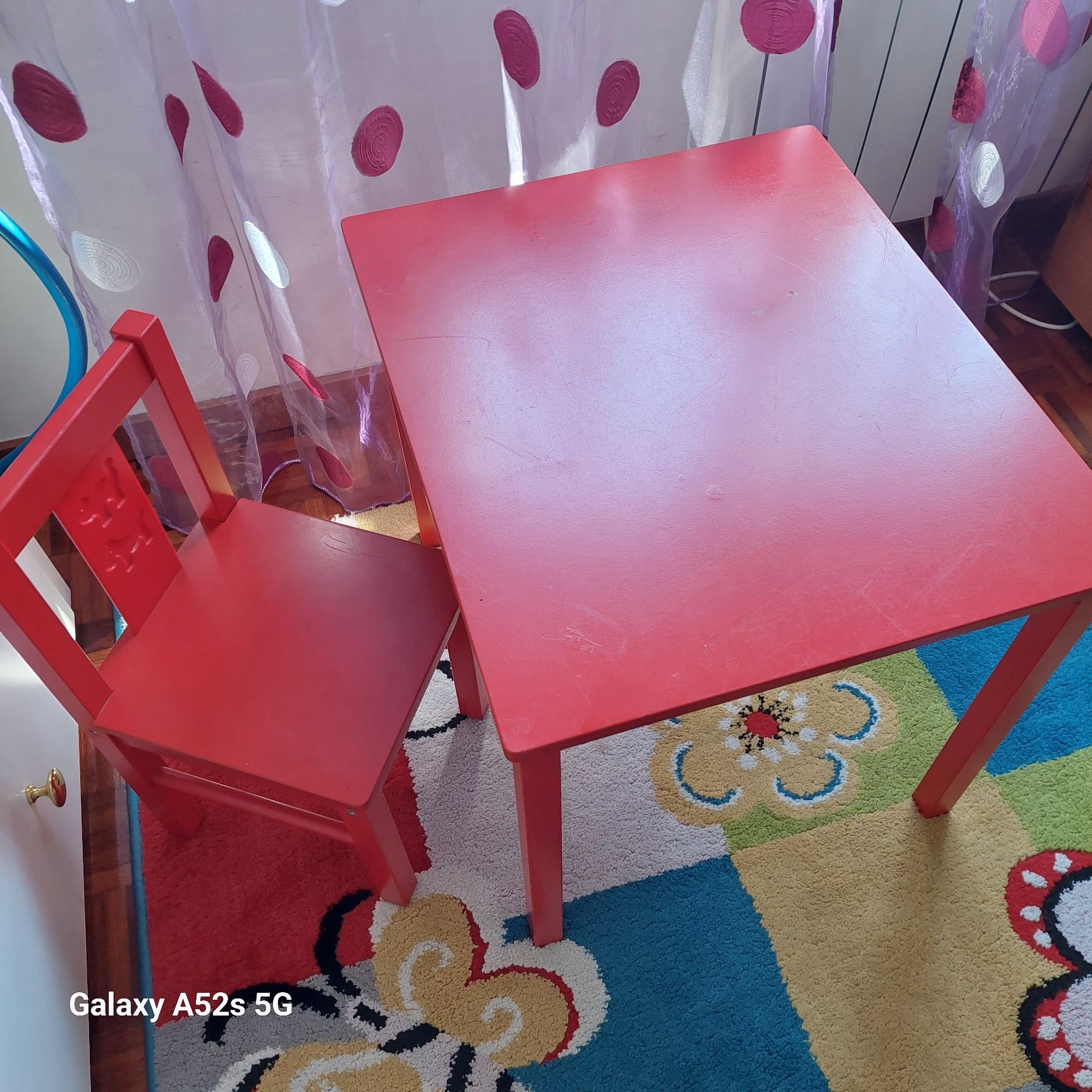 Tapete  e mesa com cadeira para criança