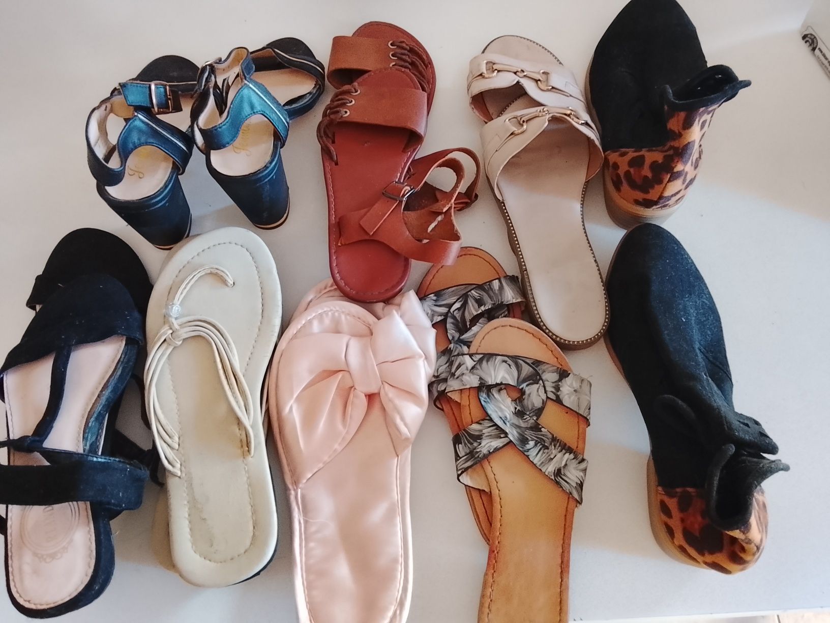 Sandálias e sapatos de senhora as botas sao novas
