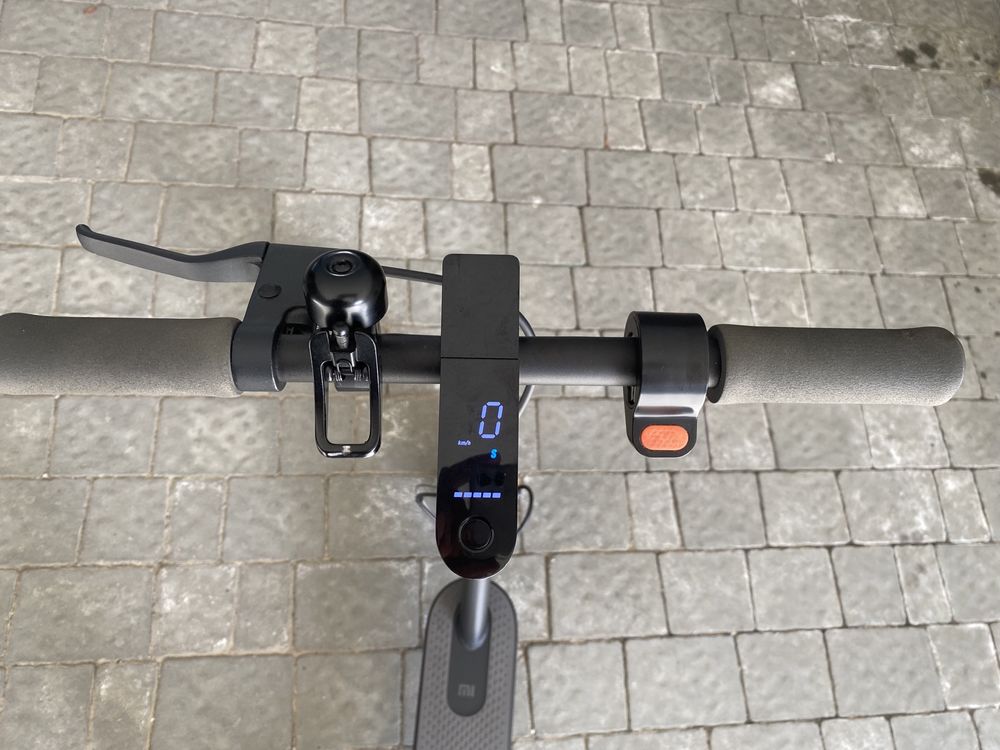 Електросамокат Xiaomi Mi Electric Scooter Essential