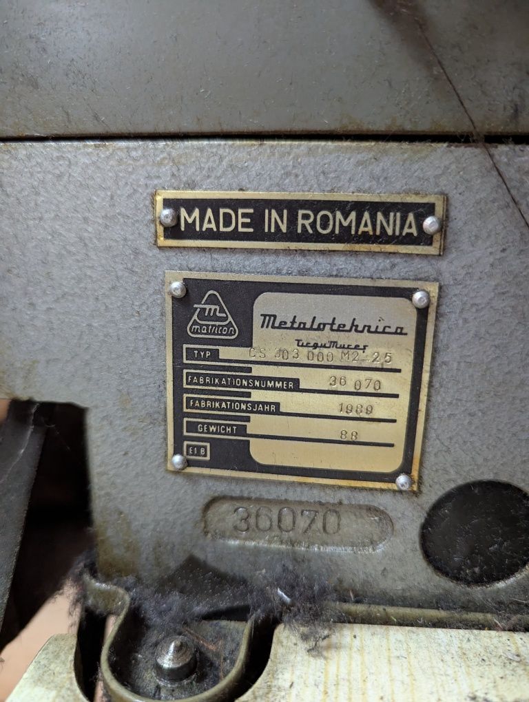 Maszyna do szycia - przemysłowy Overlock 5 nitkow Metalotehnicay