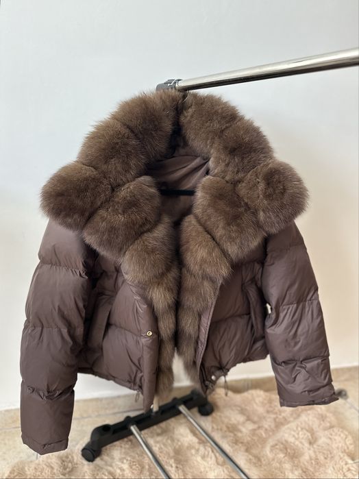 Пуховик з натуральним хутром у трендовому шоколадному кольорі