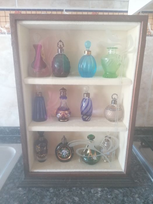 Coleção de frascos de perfume antigos