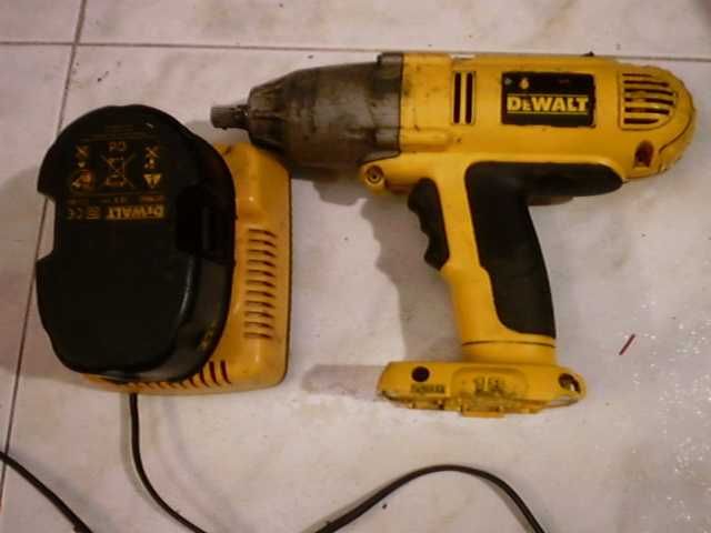 chave de impacto a bateria dewalt dw059