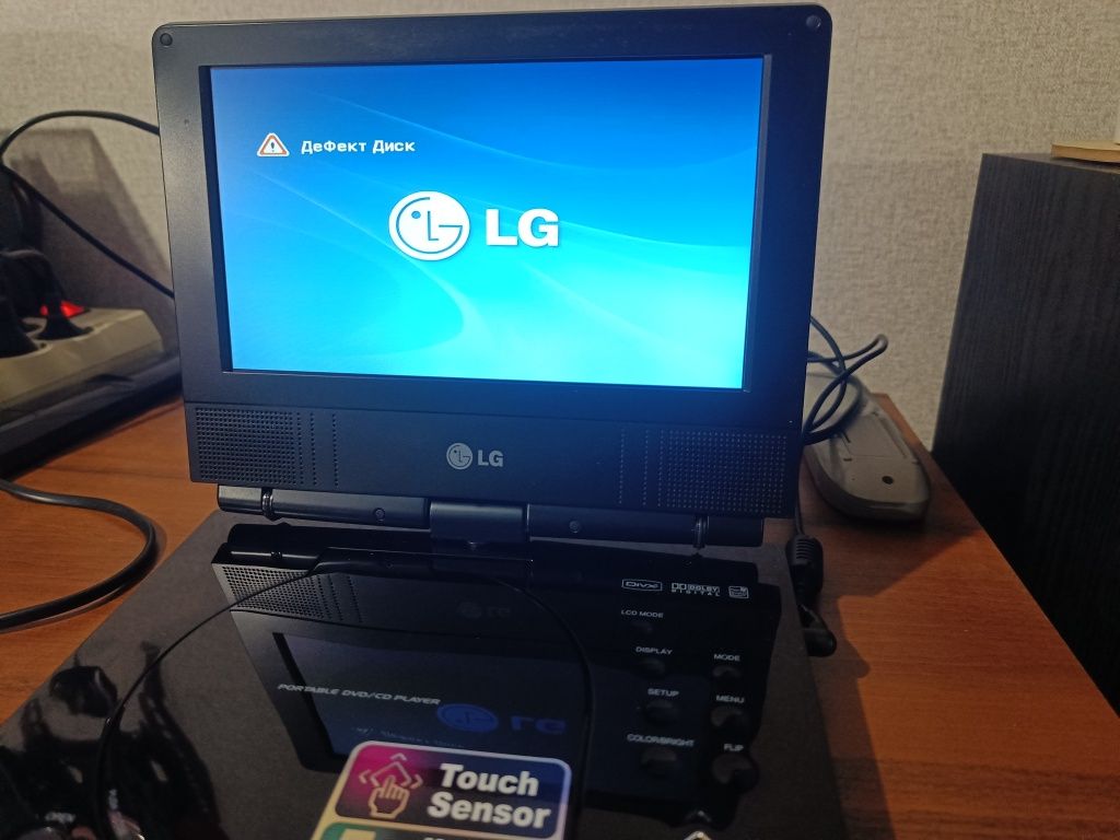 Портативный DVD/CD плеер LG DP281B