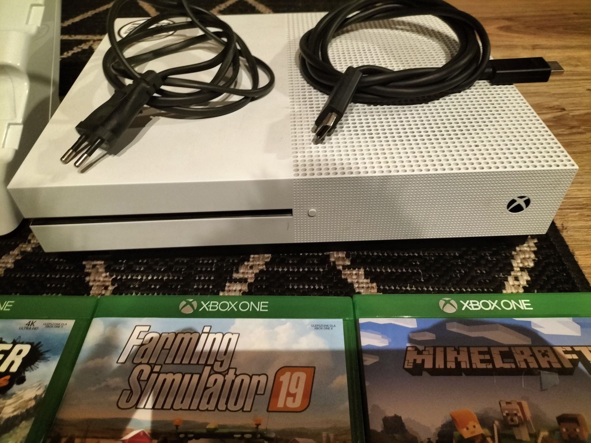 Xbox one s + 2 pady + ładowarka do padów +4 gry