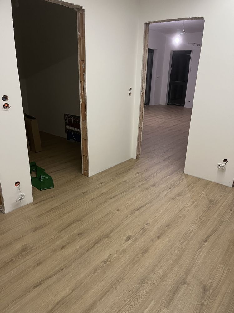 Montaż Drzwi,Paneli podłogowych typu jodełka winyl-laminat klasyczne