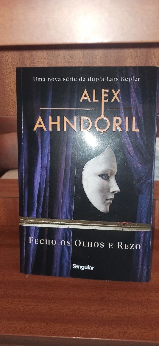 Fecho os Olhos e Rezo