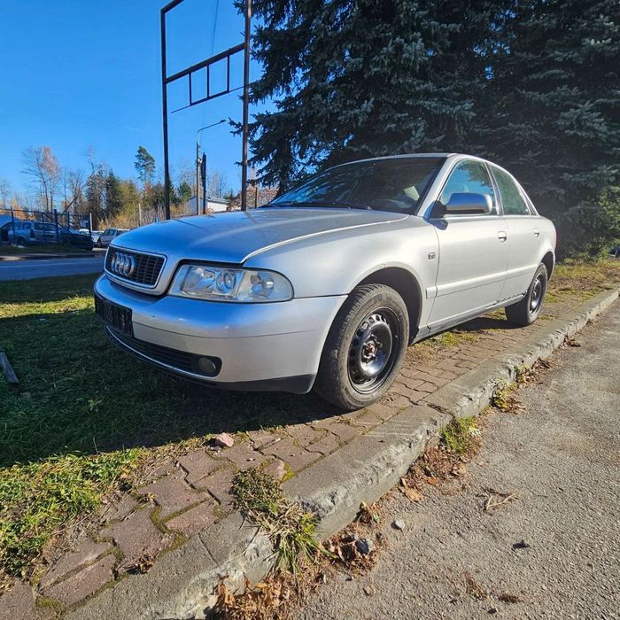AUDI A4 B5  (lak: LY7W) (sedan) pojazd na części: maska, zderzak, drzwi, szyby, lusterka, chłodnica