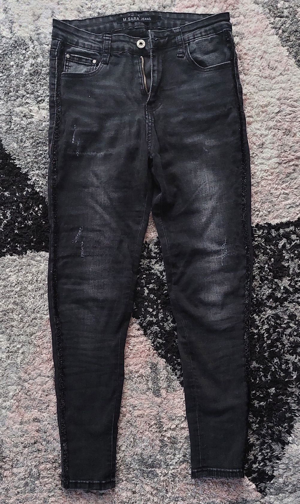 Czarne jeans z lycrą z przetarciami