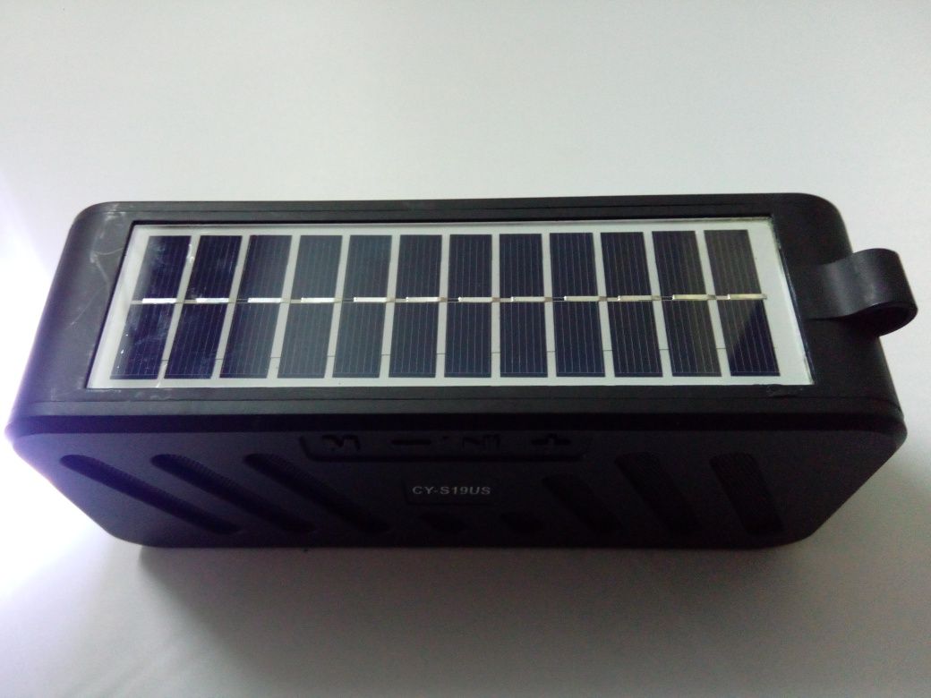 Głośnik bluetooth z panelem solarnym , radiem i latarką