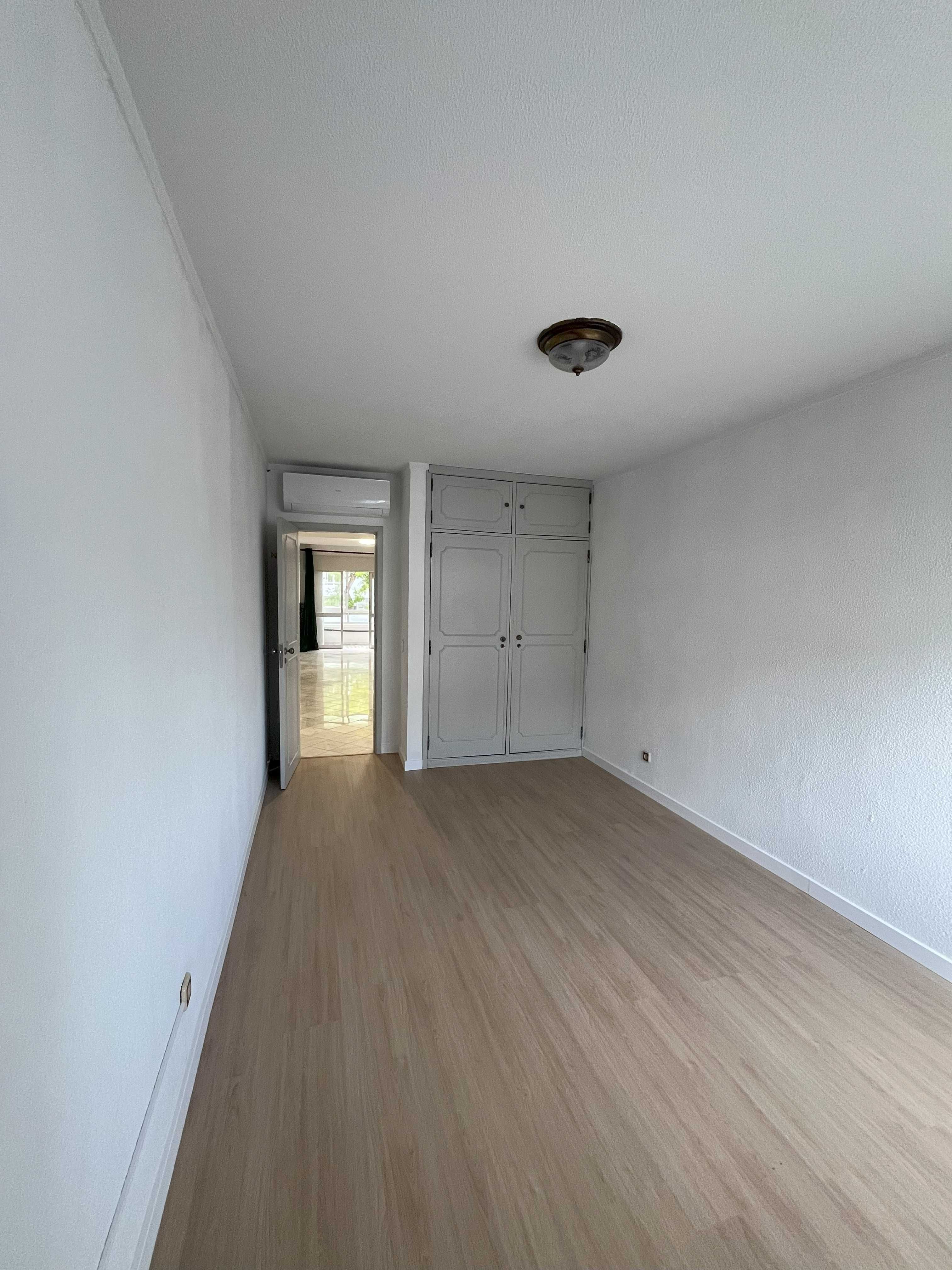 T4 renovado no centro de Faro, 1.º andar com elevador