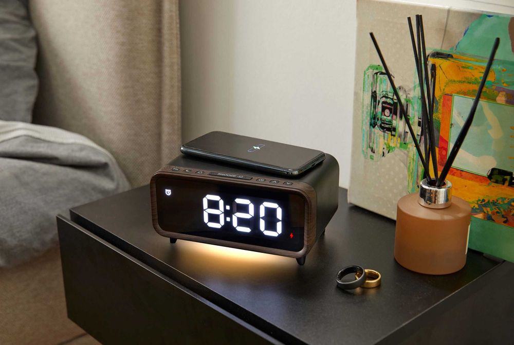 Radio DAB+ budzik, nocne oswietlenie i ladowanie bezprzewodowe USB C