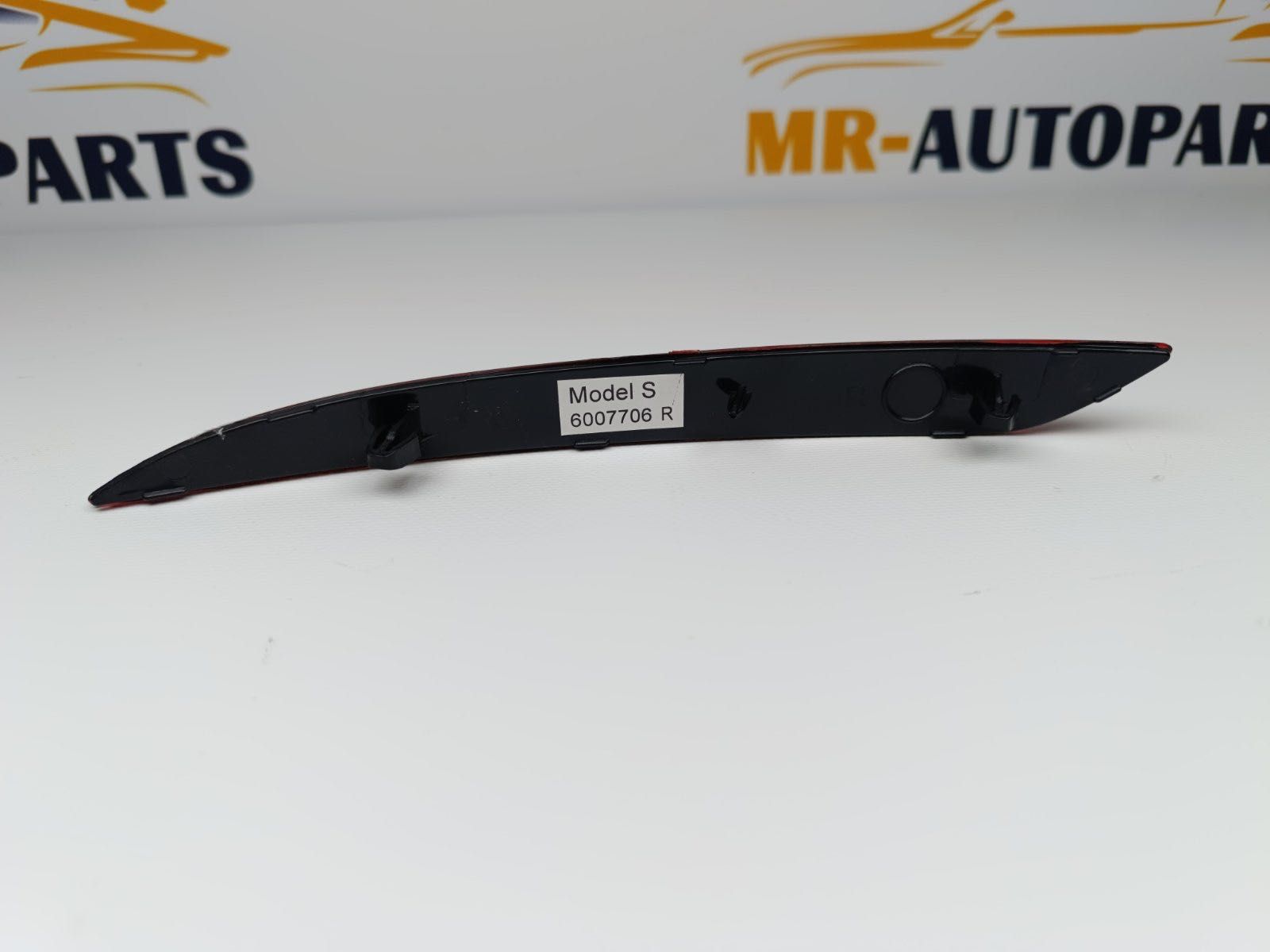 Відбивач катафот заднього бампера лівий правий Tesla model S 2012-2021