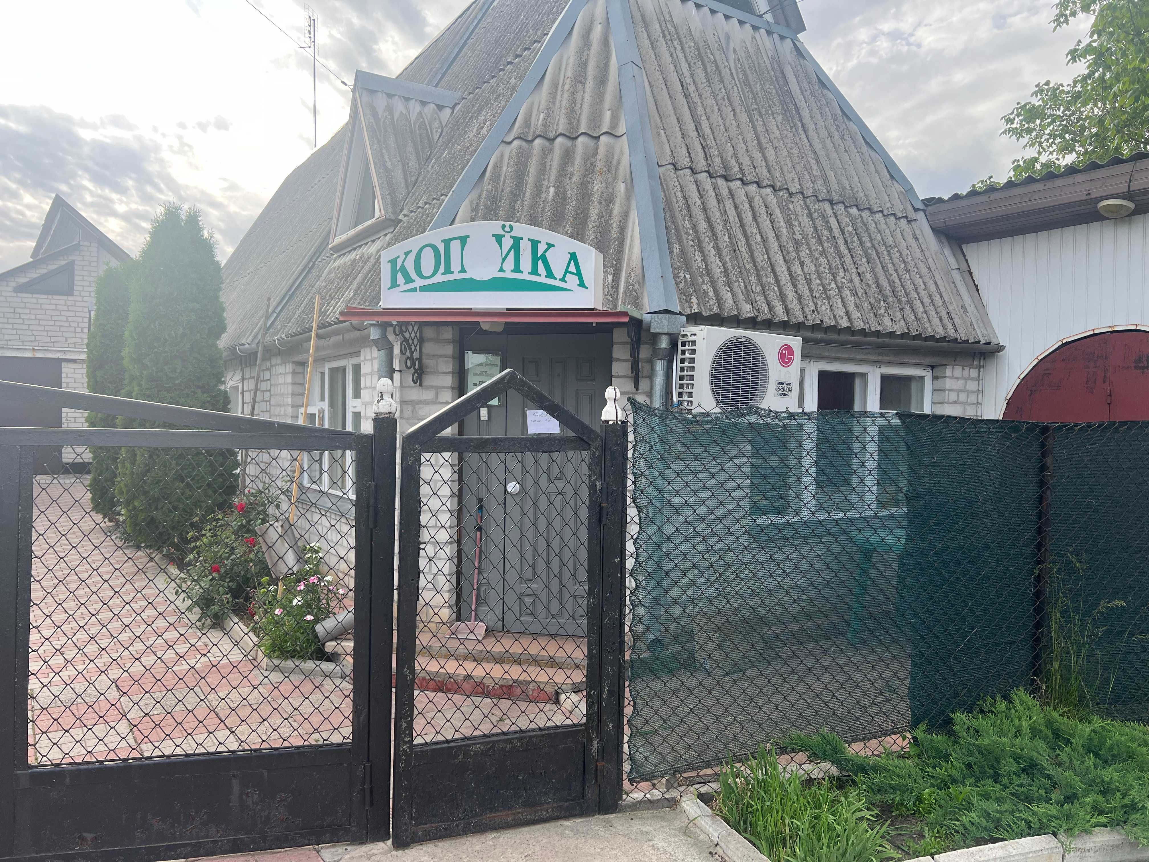 Магазин продтоварів, пункт видачі Нова Пошта та житлове приміщення