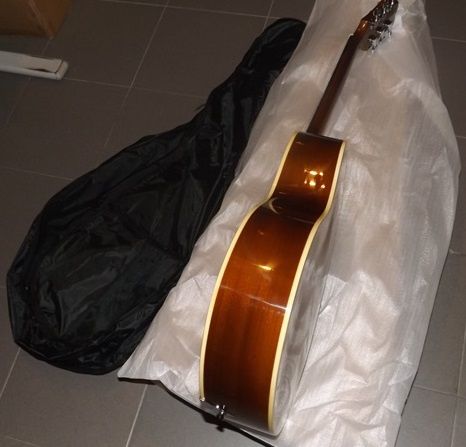 Guitarra baixo eletroacústico de cor preta ou castanha