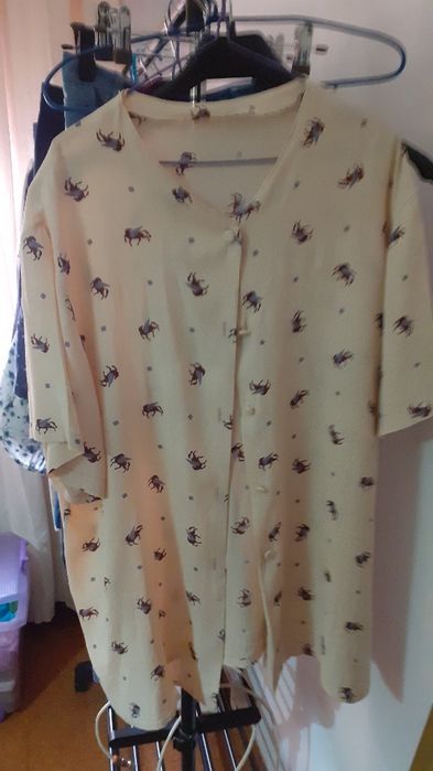 2 € Blusa XL de manga curta, botões forrados, tecido fresco