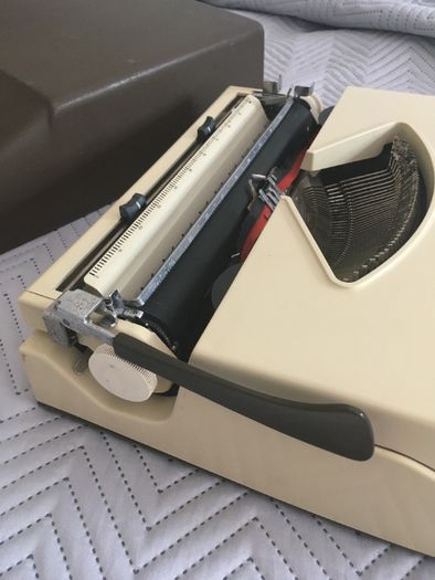 Máquina de escrever (OLIVA 2002)