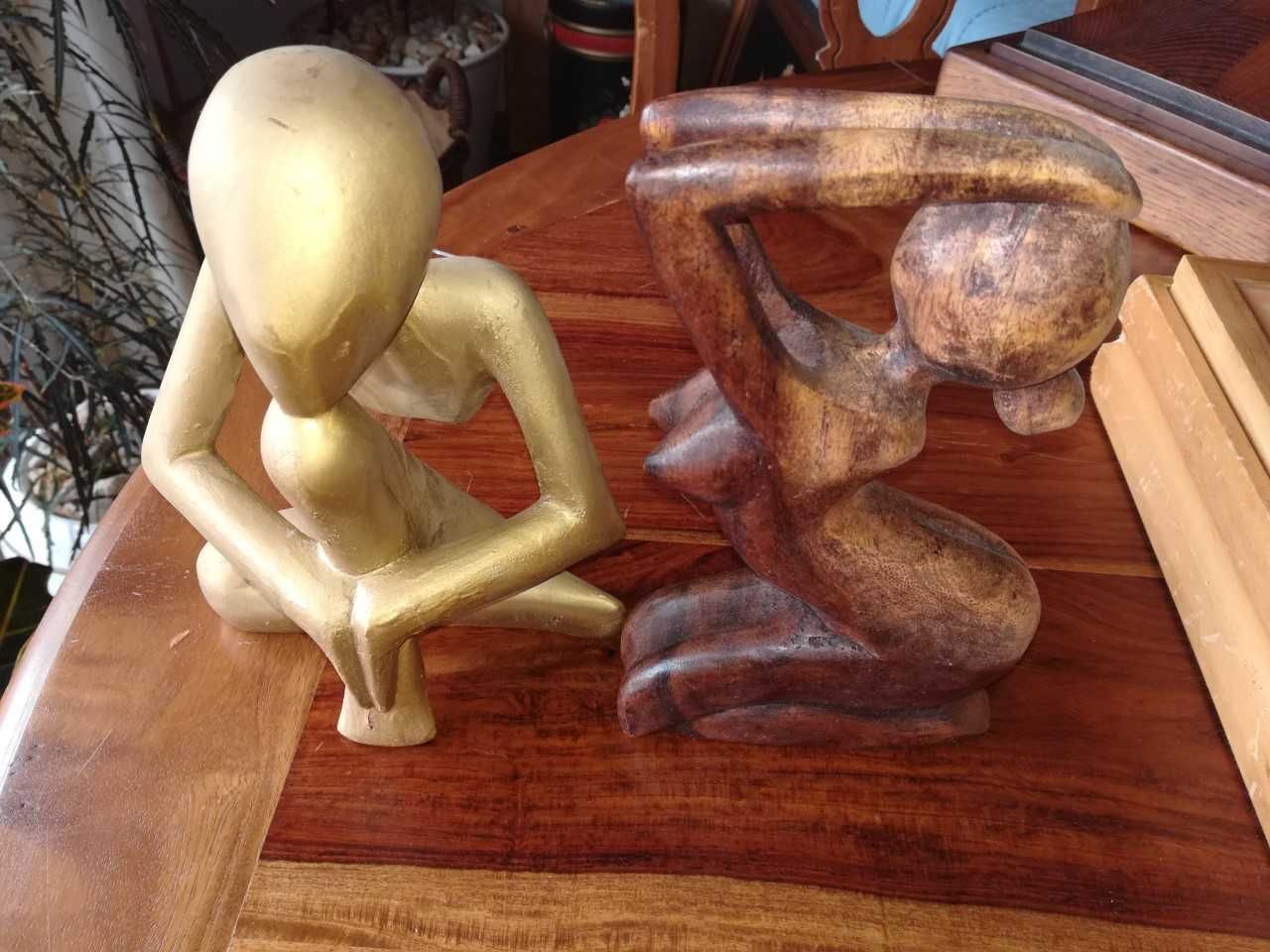 Estatuetas em madeira, pensador e uma mulher