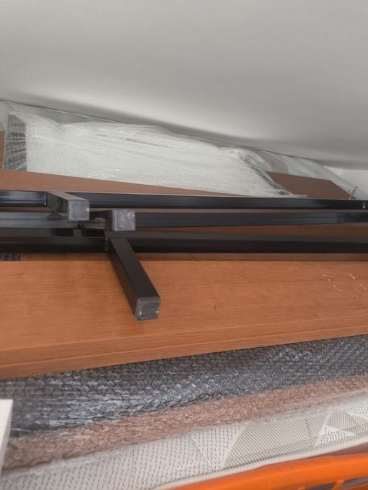 Quarto casal - Colchão 190×140 cm 2 mesas de cabeceira e um espelho