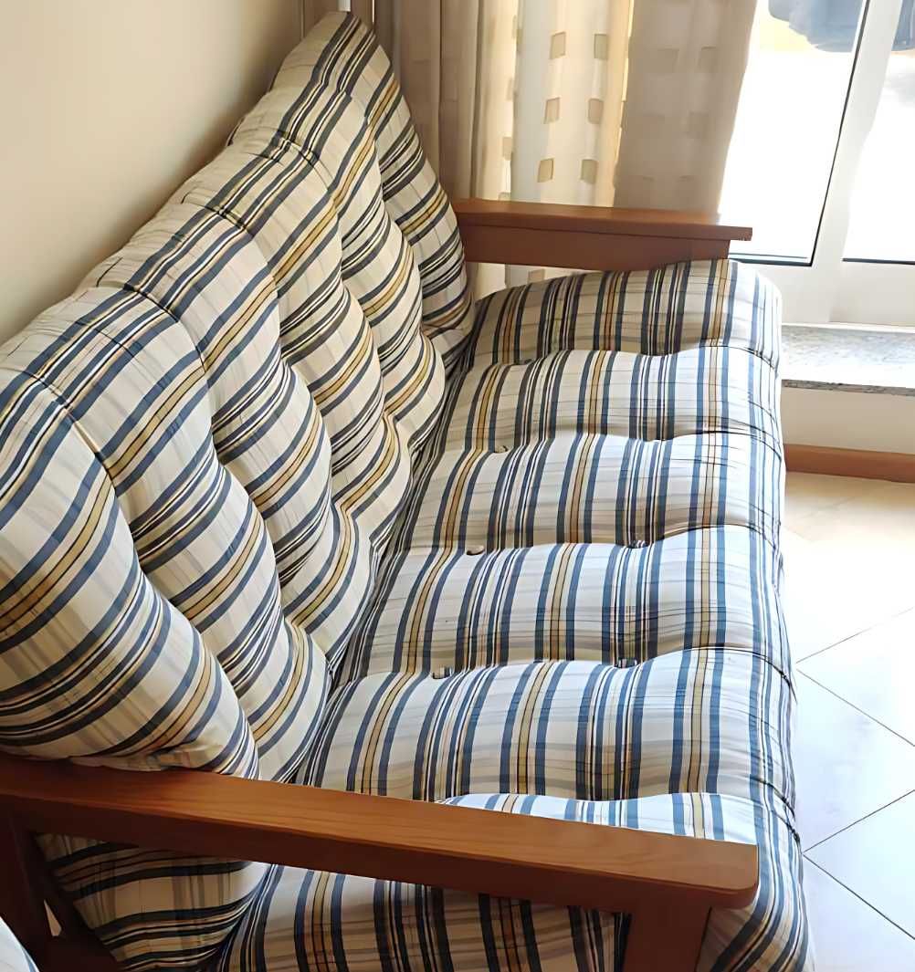 Sofá de madeira com almofadão acolchoado – 3 lugares