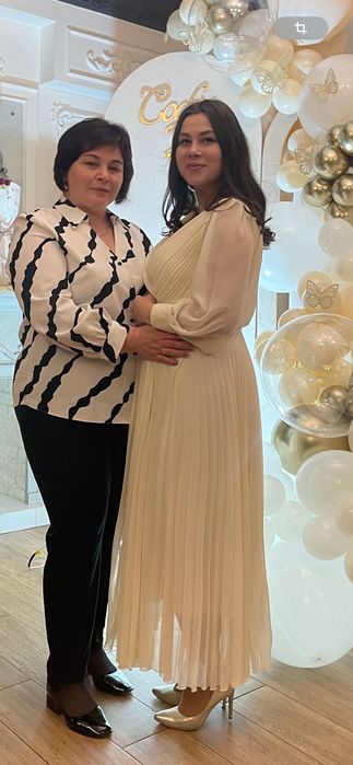 Елегантне плаття молочного кольору