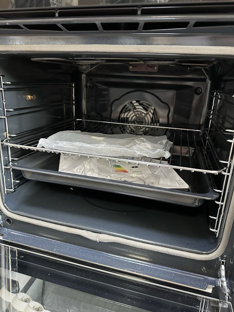 Nowy piekarnik parowy z funkcją pyrolizy  AEG BSS57606BM
