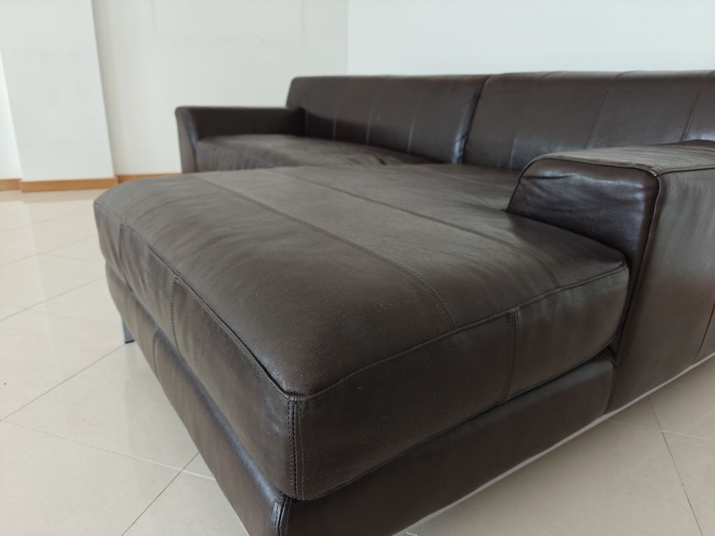 Sofá de pele com duas chaise longues